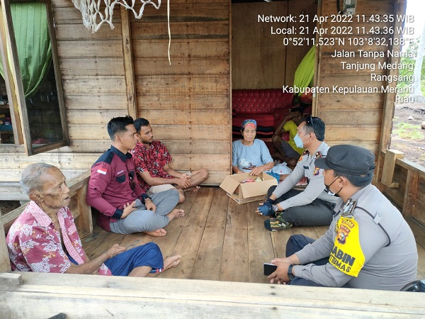 Kapolsek Rangsang Bantu Korban Kerbakan Rumah di Desa Tanjung Gemuk